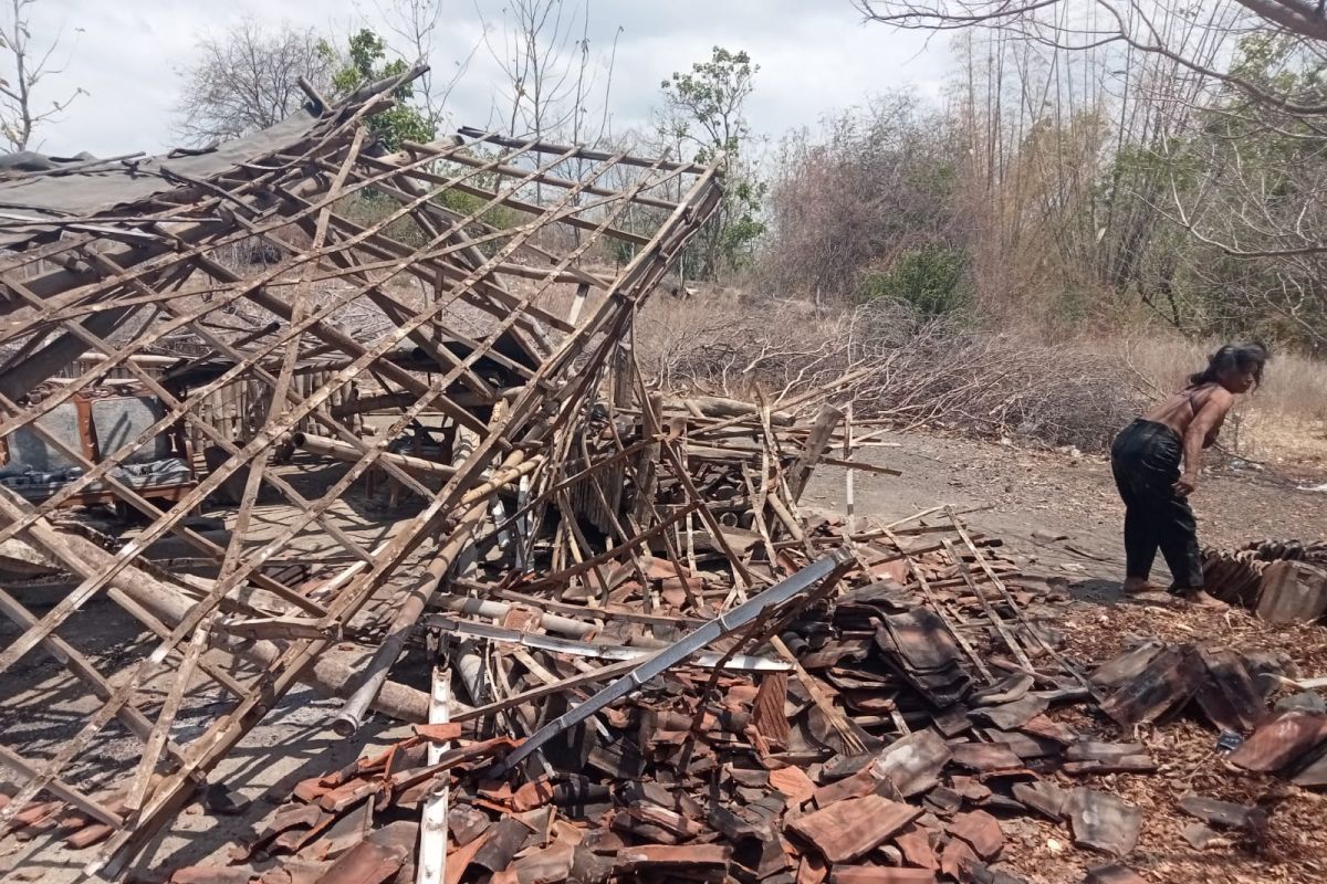 Belasan rumah di Jawa Timur porak-poranda diterjang angin puting beliung