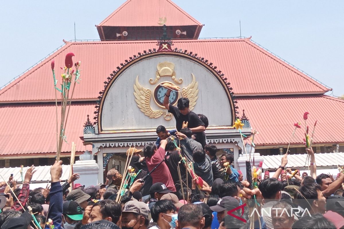 Warga antusias berebut gunungan Grebeg Maulud Keraton Yogyakarta