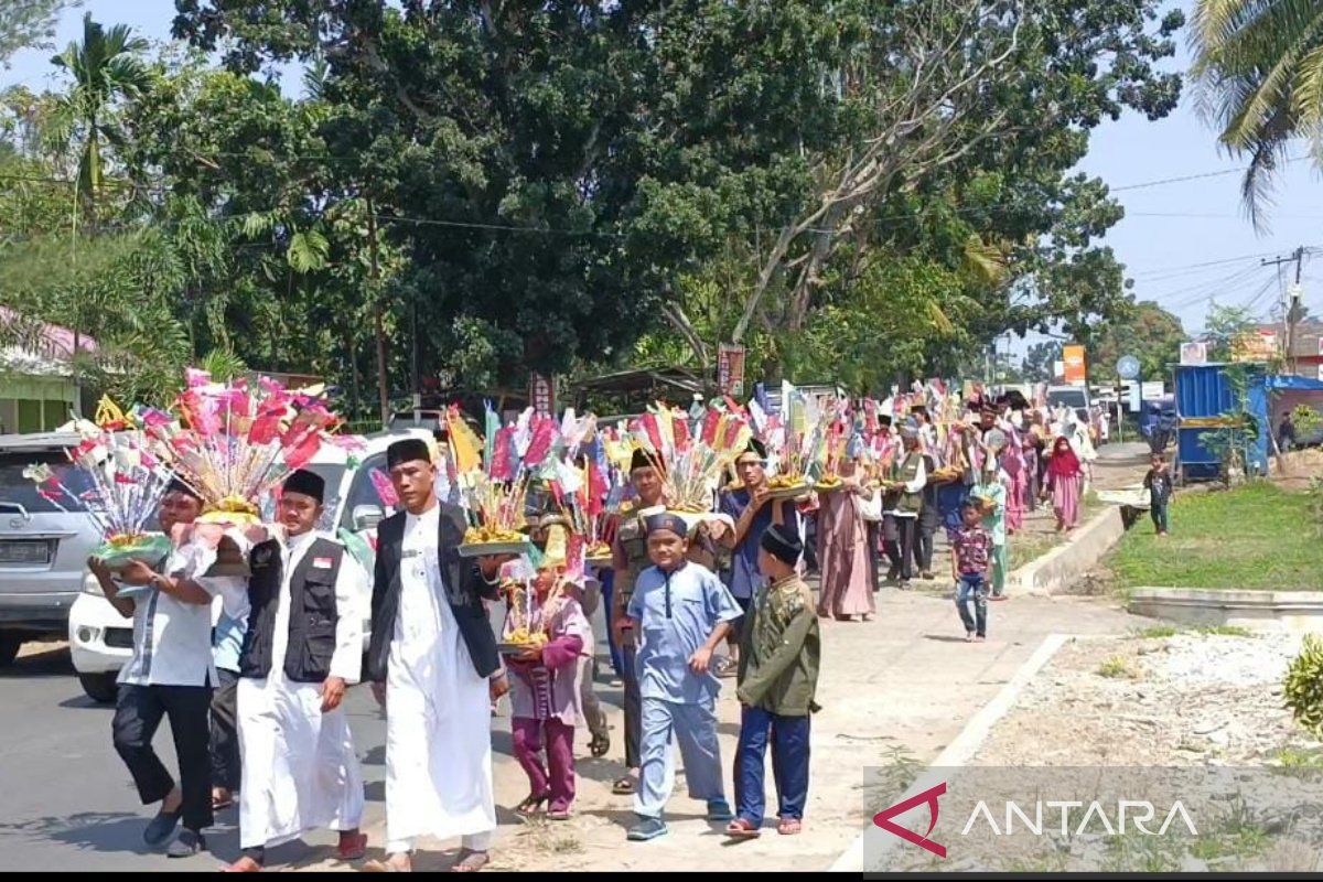 Warga di Bengkulu arak tumpeng