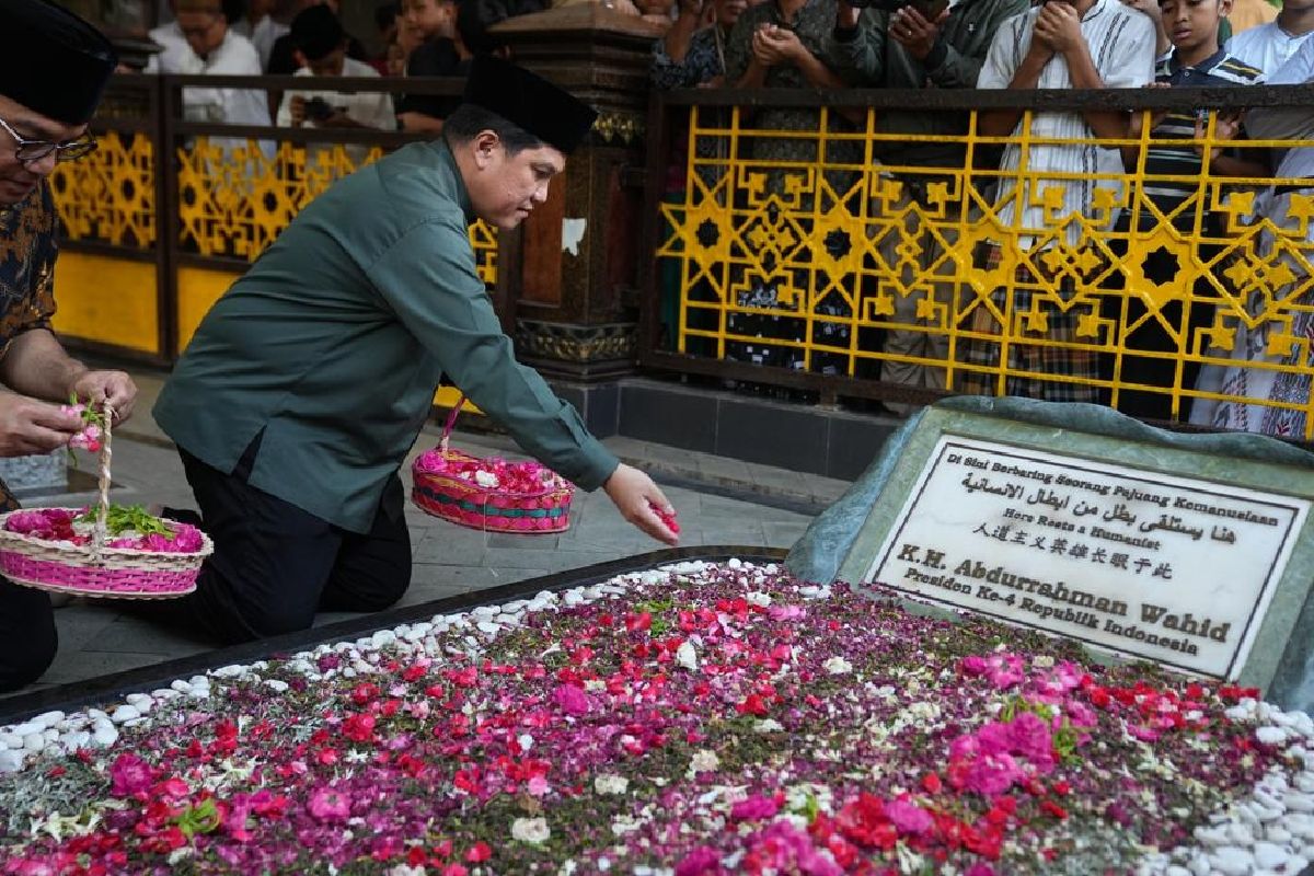 Ketum PSSI Erick ziarah ke makam pendiri NU di Jombang