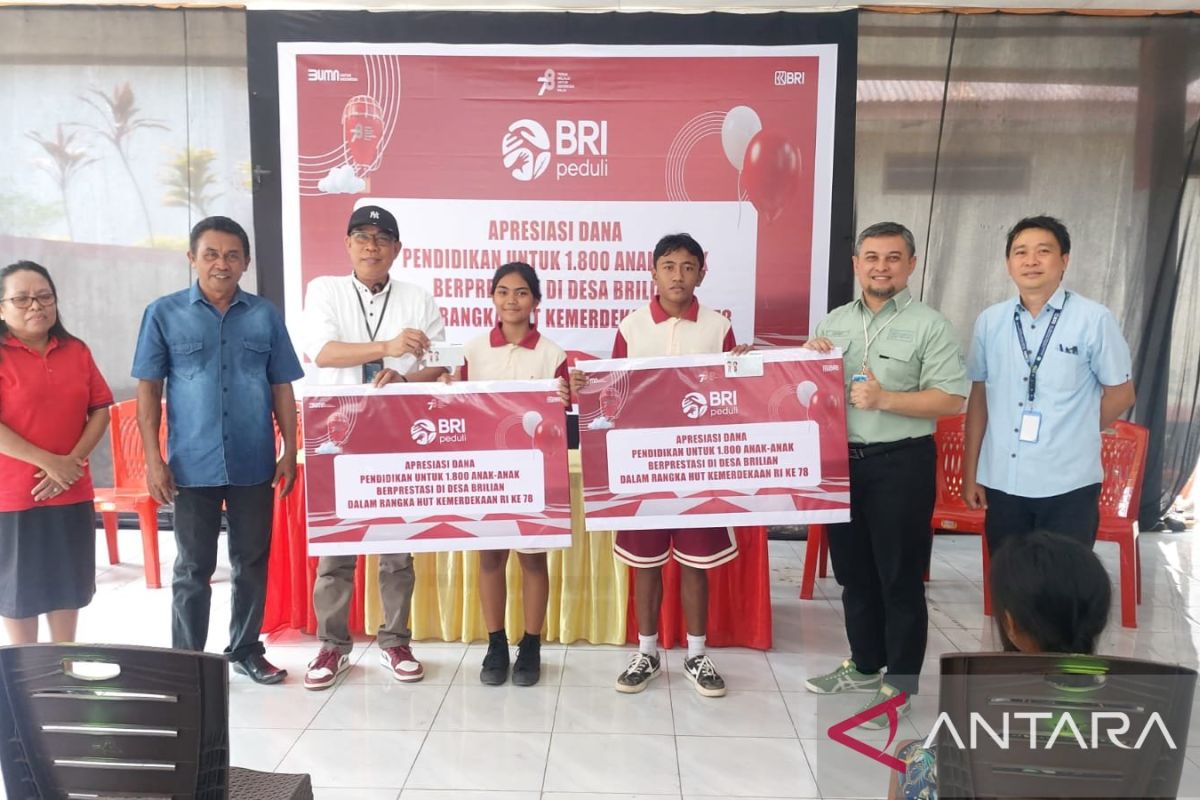 BRI beri dana pendidikan ke siswa di Desa Marinsow Likupang