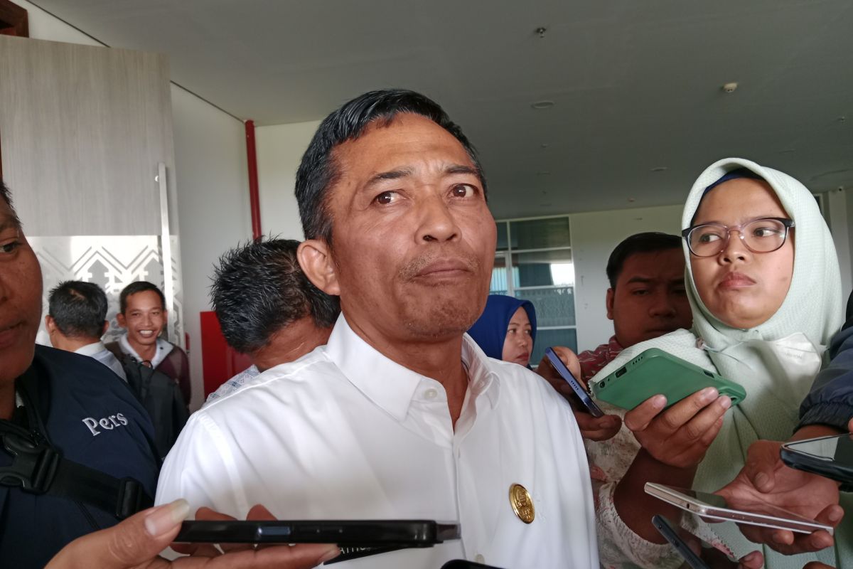 Bupati mendatangkan grup band Dewa-19 pada HUT Lombok Tengah