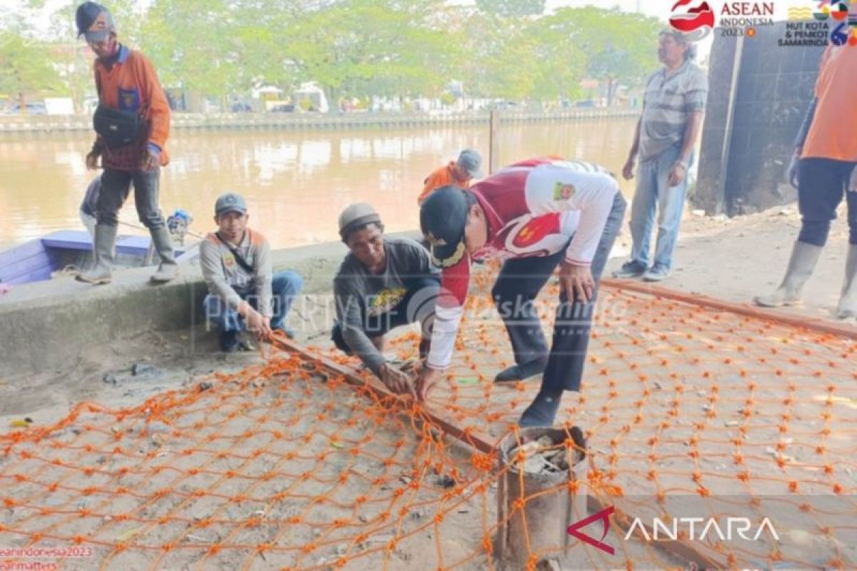 Samarinda pasang jaring sampah di Sungai Karang Mumus