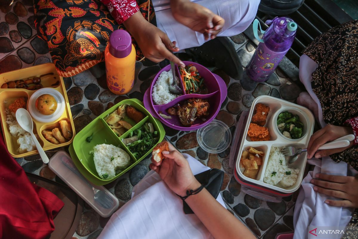 Makan siang gratis dan pemberdayaan masyarakat