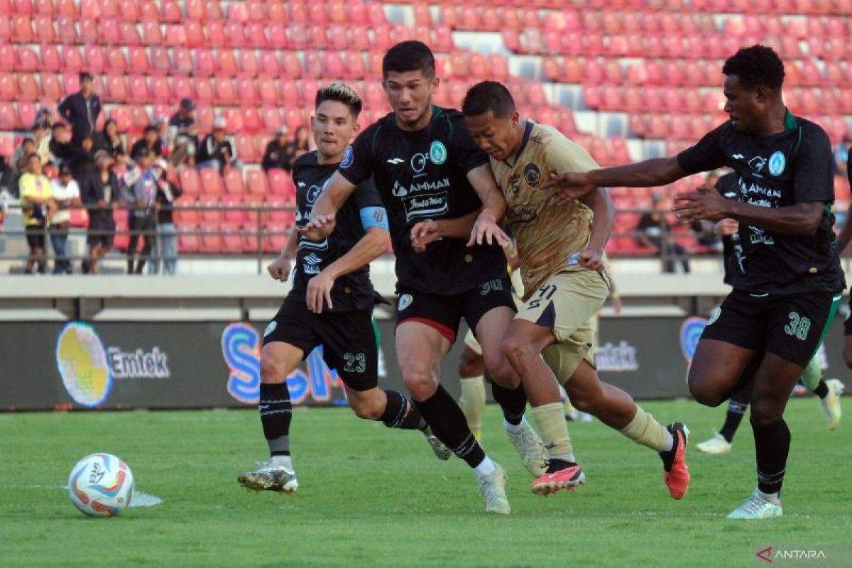 Arema menerima sejumlah sanksi setelah bertanding lawan PSS Sleman