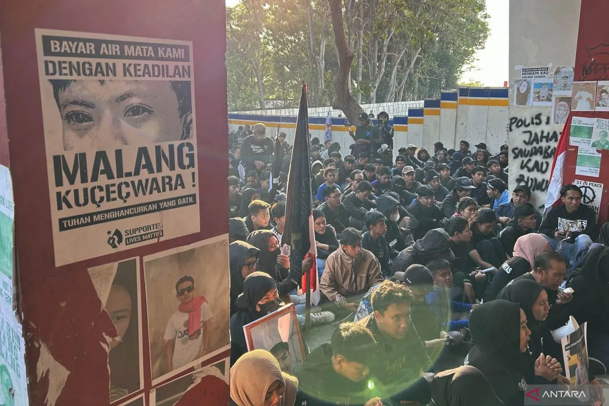 Keluarga dan Aremania doa bersama peringati setahun Tragedi Kanjuruhan