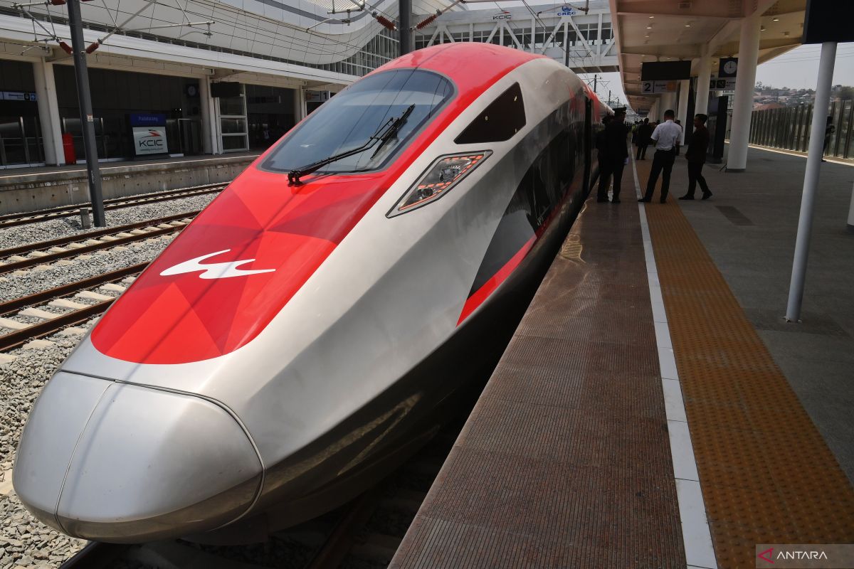 Kominfo Ensures Reliable Internet for Jakarta-Bandung High-Speed Train ...