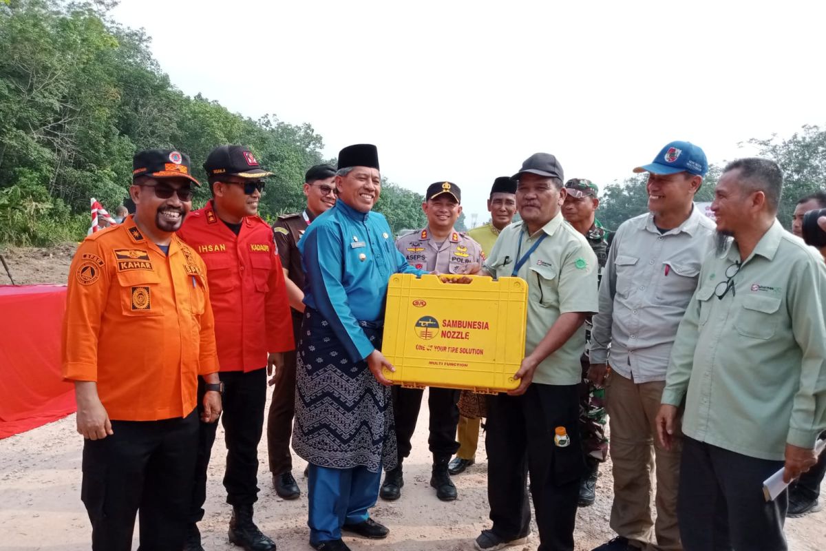 Diterima Bupati Siak, PT Arara Abadi-APP Sinar Mas serahkan 10 set Sambunesia Nozzle