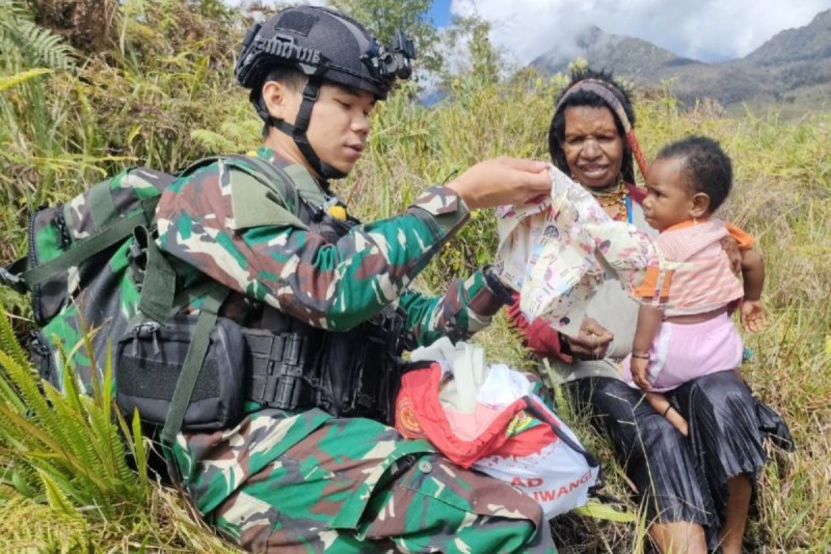 Satgas Yonif Raider 300/Bjw bagikan baju anak-anak di Sinak