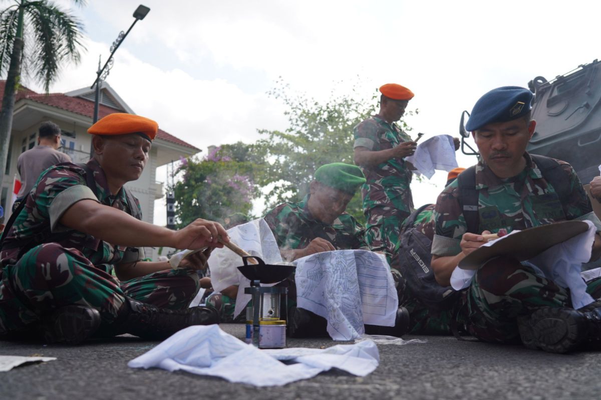 TNI memecahkan rekor MURI membatik massal di Yogyakarta