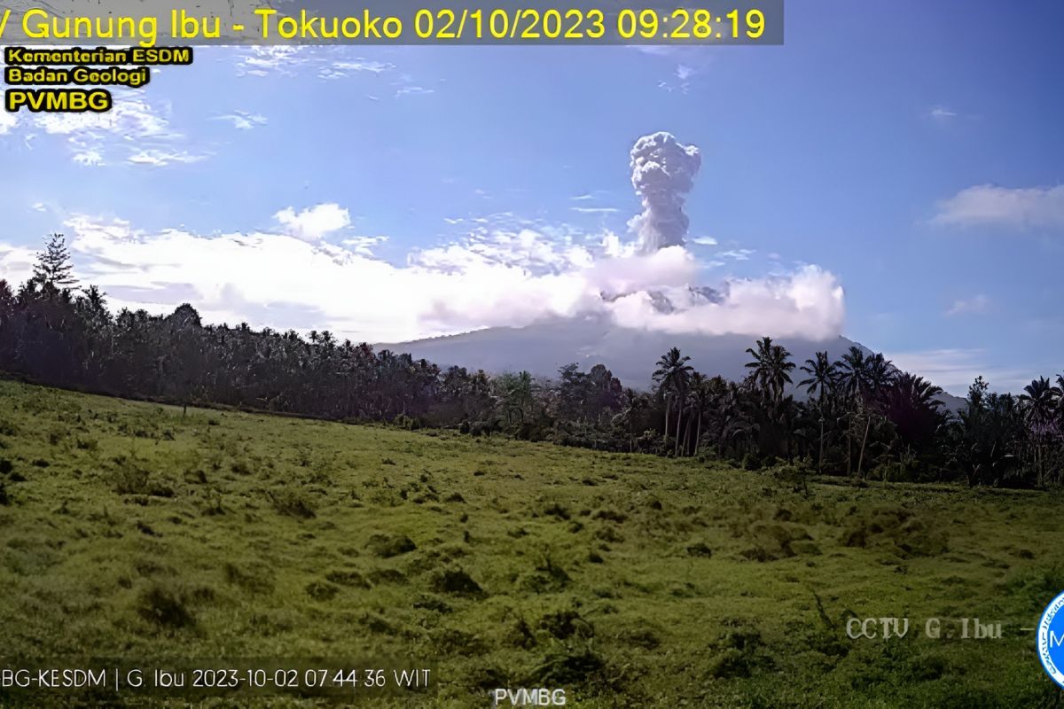 Gunung Ibu Halmahera meletus