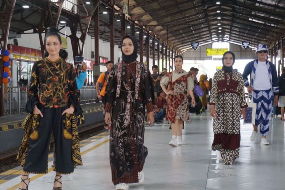 KAI Purwokerto  promosikan batik khas Banyumas kepada pelanggan kereta