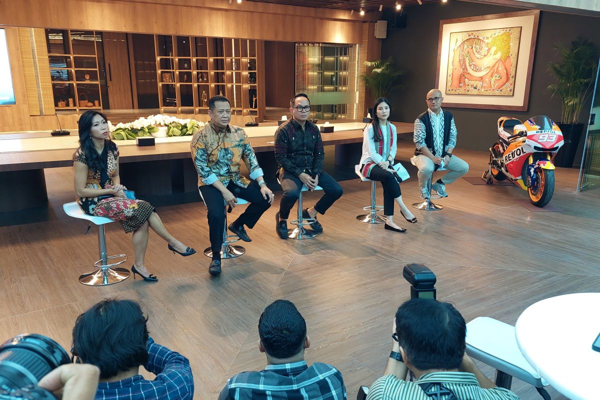 (Dari kiri) Direktur Pemasaran InJourney Maya Watono, Ketua Umum IMI Bambang Soesatyo, Wakil Menteri BUMN Kartika Wirjoatmodjo, Wakil Menteri Parekraf Angela Tanoesoedibjo, dan Direktur Utama ITDC Ari Respati dalam konferensi pers MotoGP 2023 yang diselenggarakan di Jakarta, Selasa (3/10/2023). (ANTARA/Adimas Raditya)  Event ini bisa meningkatkan pencapaian pariwisata Indonesia. Kita tidak hanya mem-branding Indonesia atau mempromosikan pariwisata, tetapi kita bisa mendapatkan langsung manfaat ekonomi