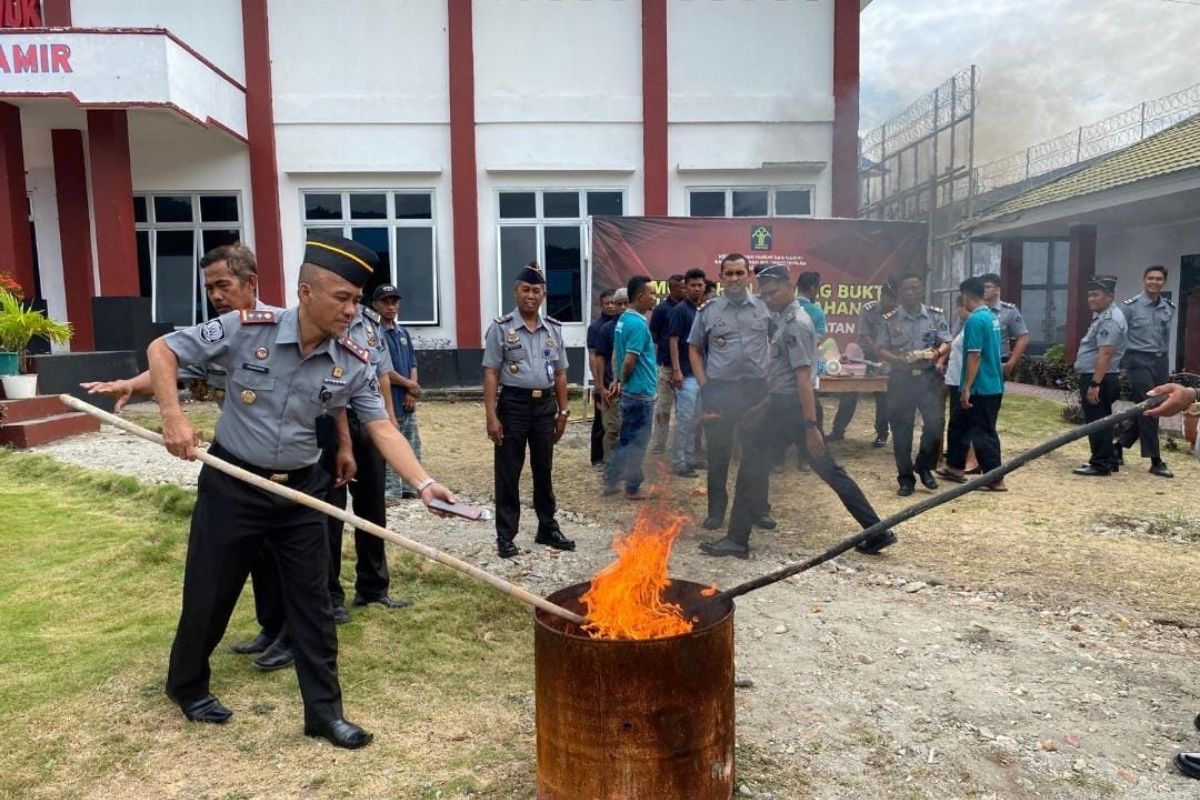 Lapas Luwuk musnahkan babuk sitaan dari kamar sel tahanan