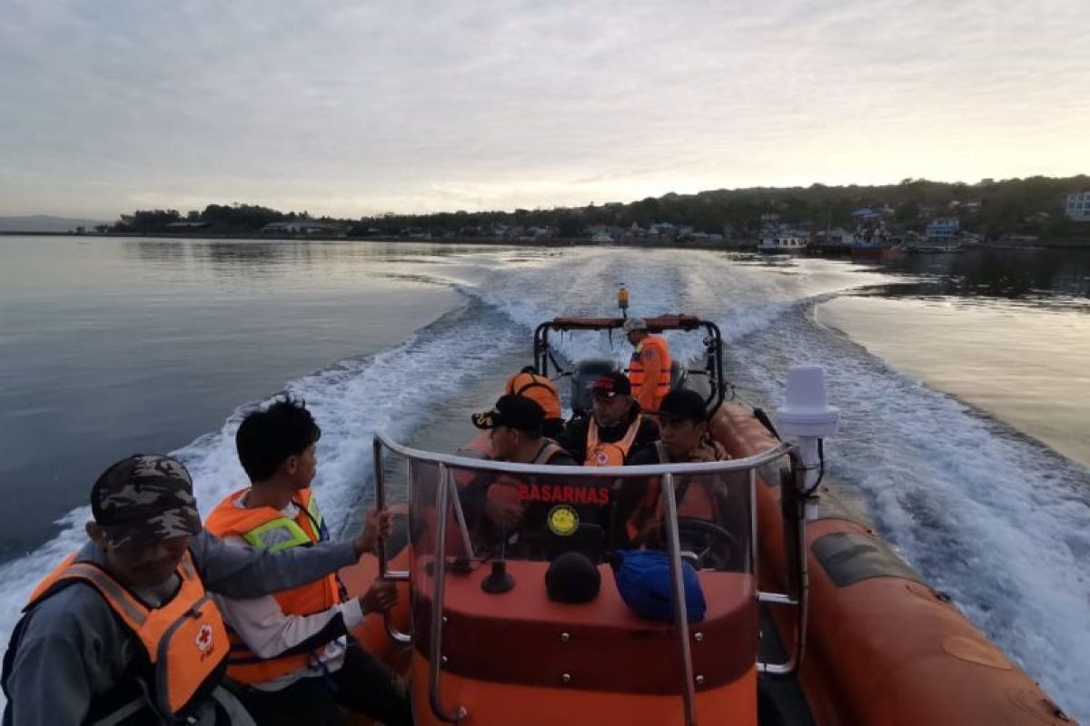 Basarnas Kendari mencari pria paruh baya hilang di Perairan Buton Selatan