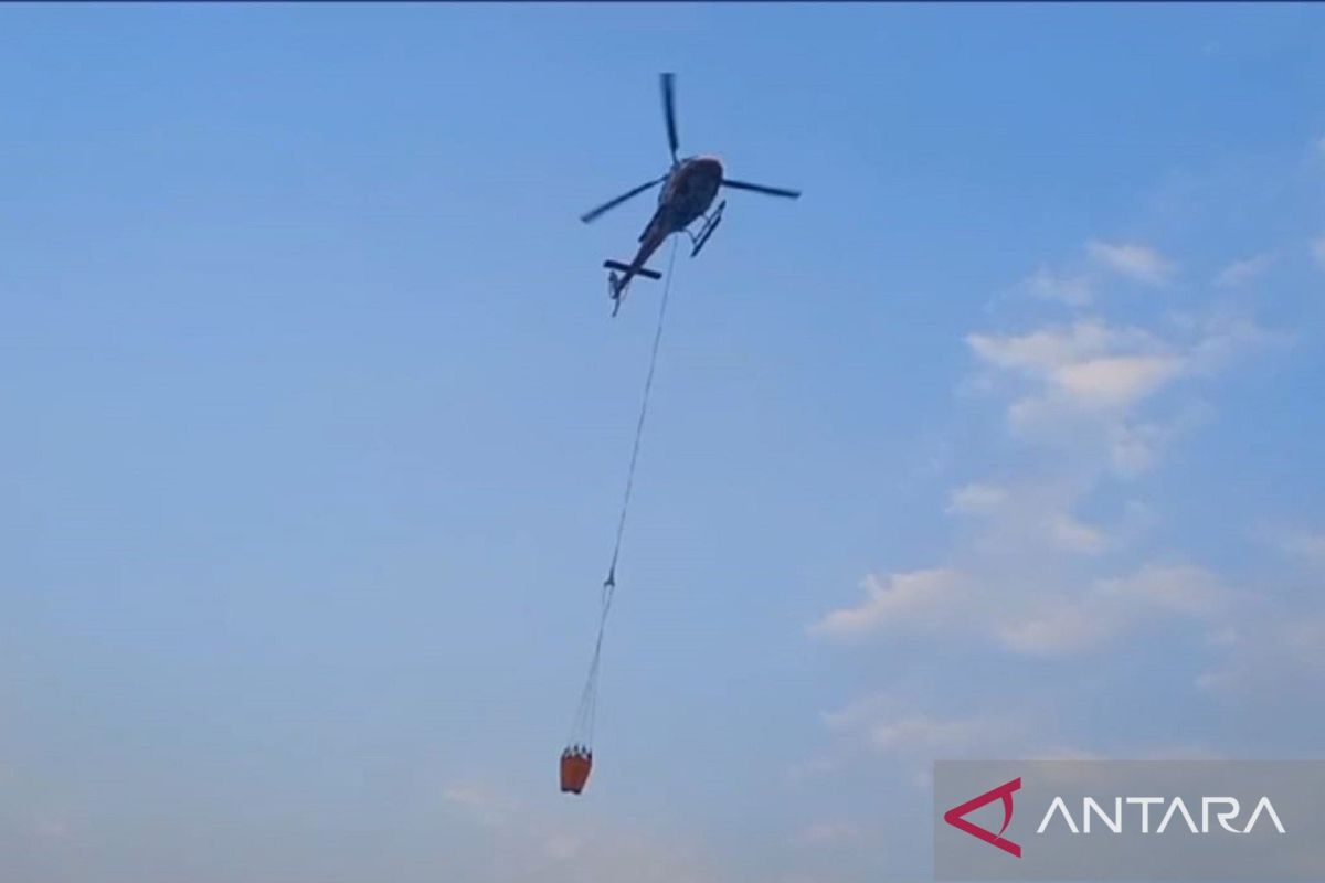 Terhambat cuaca, pemadaman "water bombing" Gunung Lawu