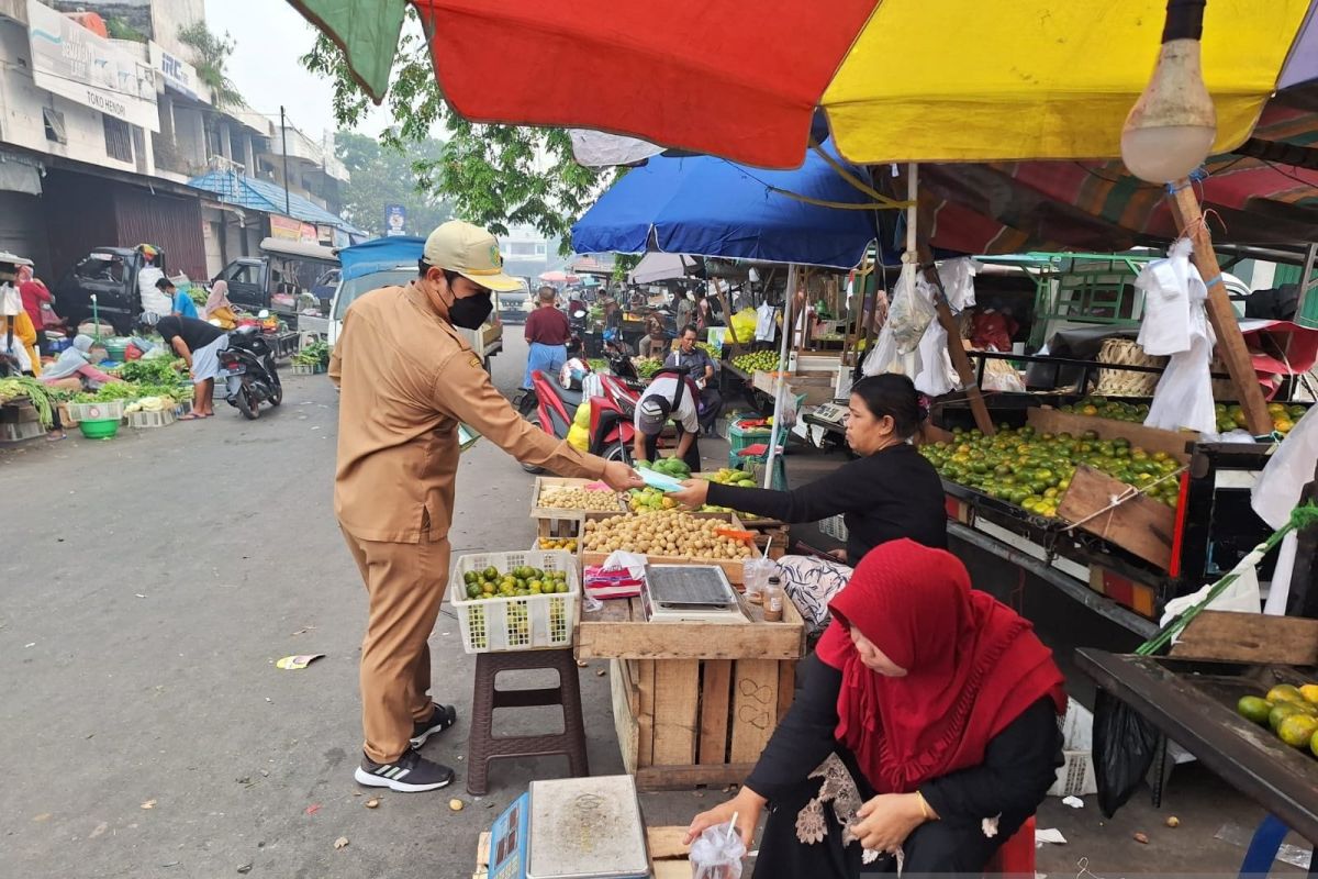 DPKUKMP Palangka Raya bagikan masker kepada pedagang