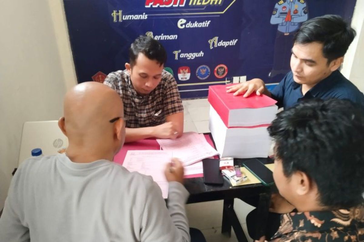 Penyidik Kejari Pasbar serahkan tersangka beserta barang bukti Tipikor dan TPPU perkara RSUD 2018-2020 ke penuntut umum