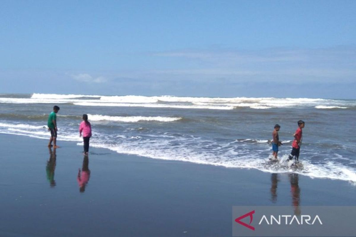 BMKG: Waspadai gelombang sangat tinggi di laut selatan  Jabar-DIY