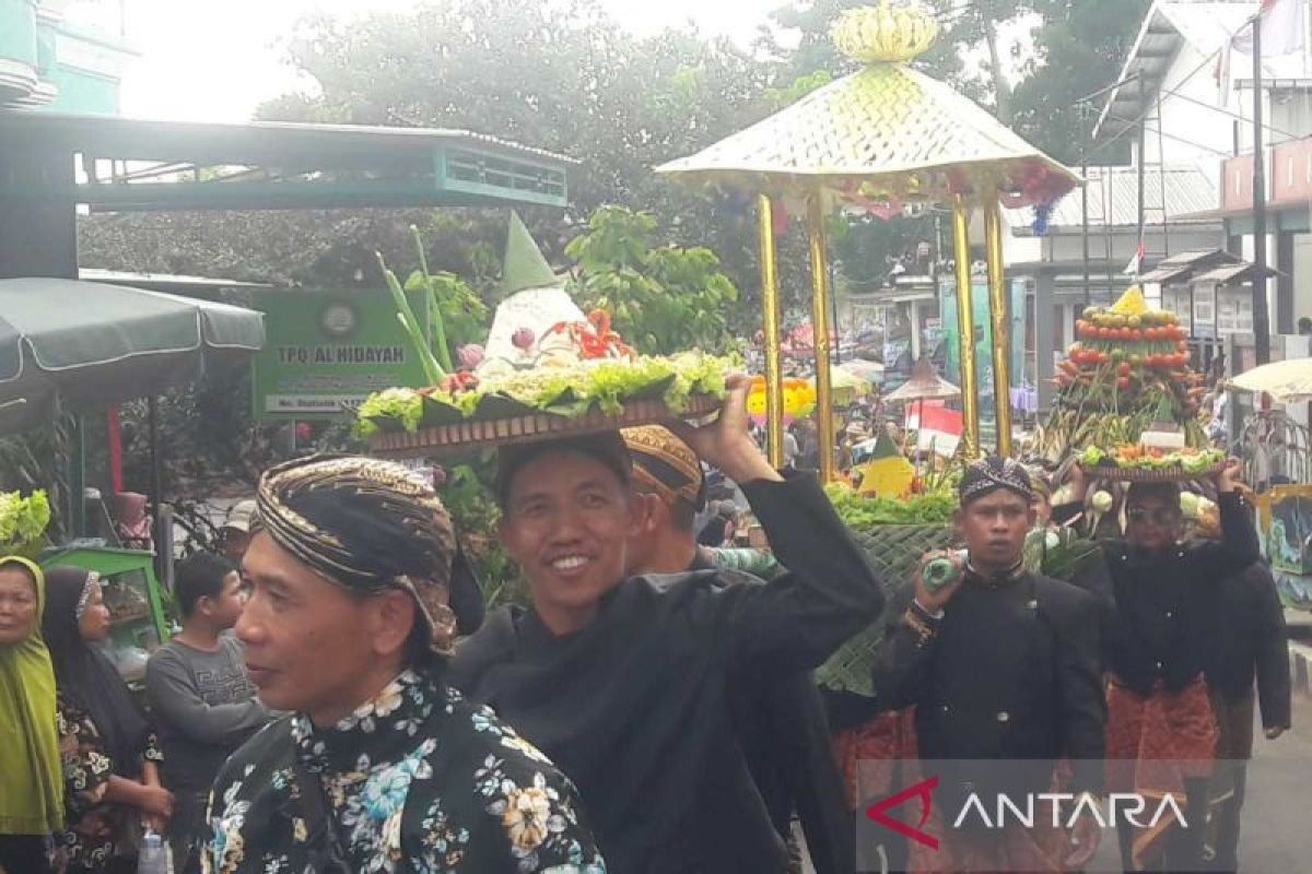 Kirab 1.000  tumpeng ramaikan Gerebek Maulid di Kaloran Temanggung