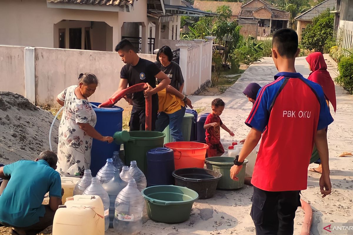 Dinas Pemadam Kebakaran OKU  salurkan bantuan air bersih