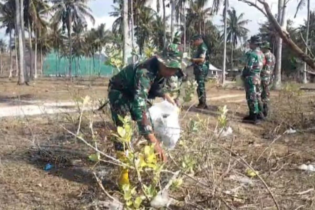 TNI-Polri membersihkan pantai di KEK jelang MotoGP Mandalika