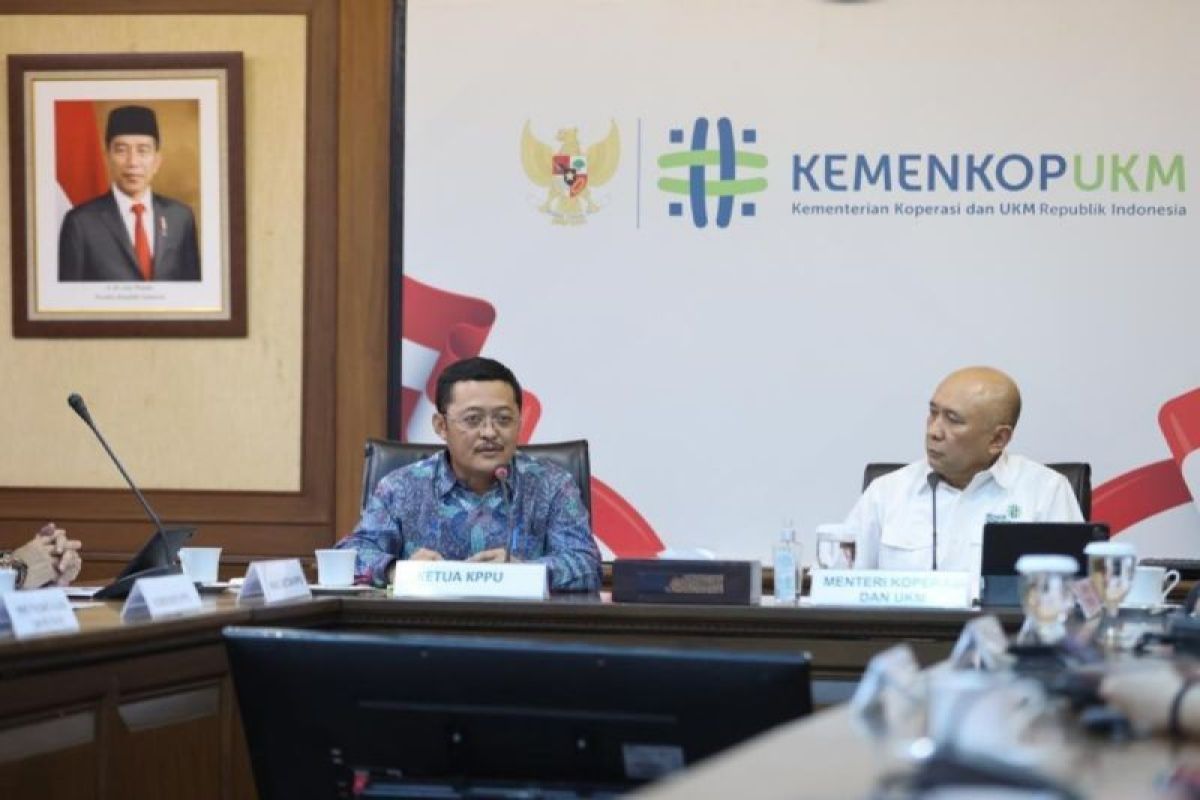 KPPU membahas perlunya UU yang mengatur Pasar Digital dengan Menkop UKM