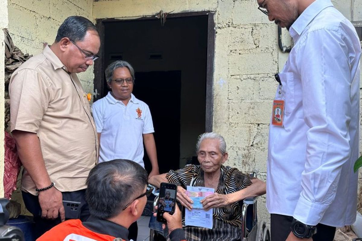 Penyaluran bansos sembako "door to door" bantu warga