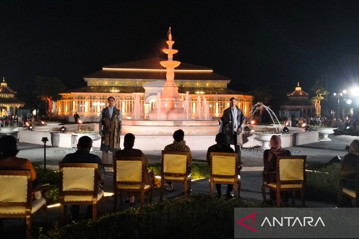 Sejumlah desainer nasional bawa batik naik kelas