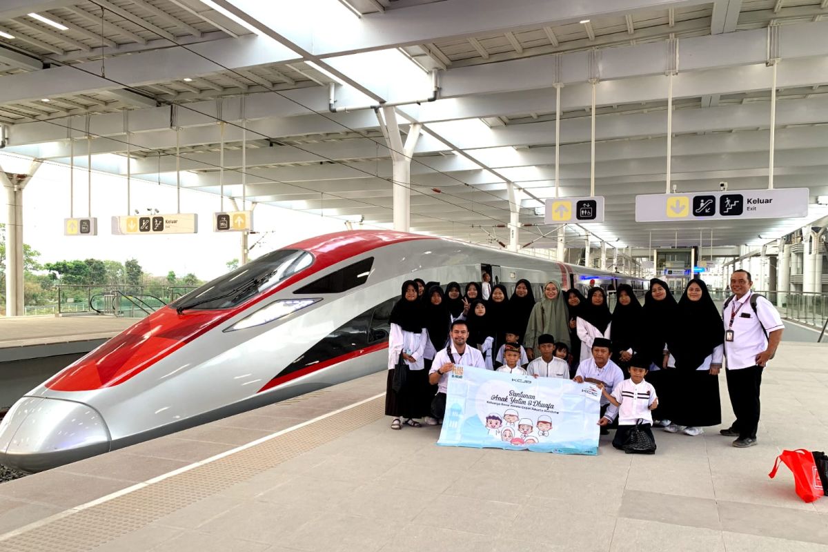 KCIC mengajak guru hingga anak yatim naik Kereta Cepat Whoosh