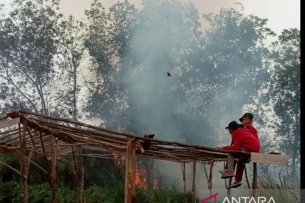 Puluhan personil berjibaku padamkan karhutla dekat  pemukiman warga OI