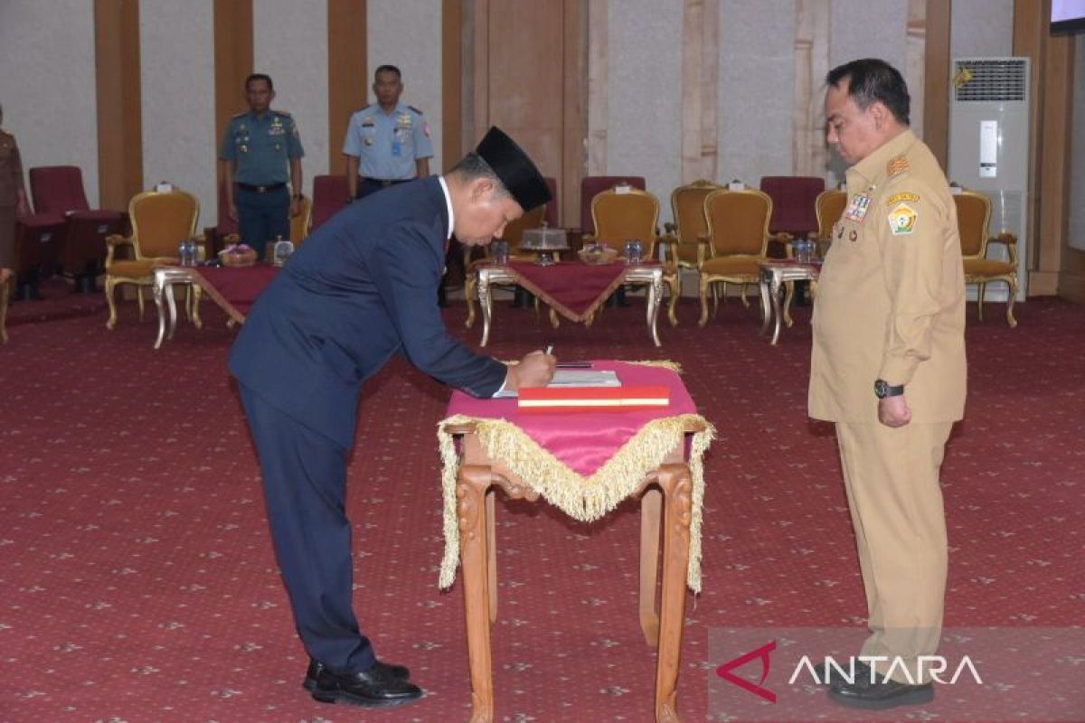 Pj Wali Kota Kendari Asmawa menerima SK perpanjangan masa jabatan