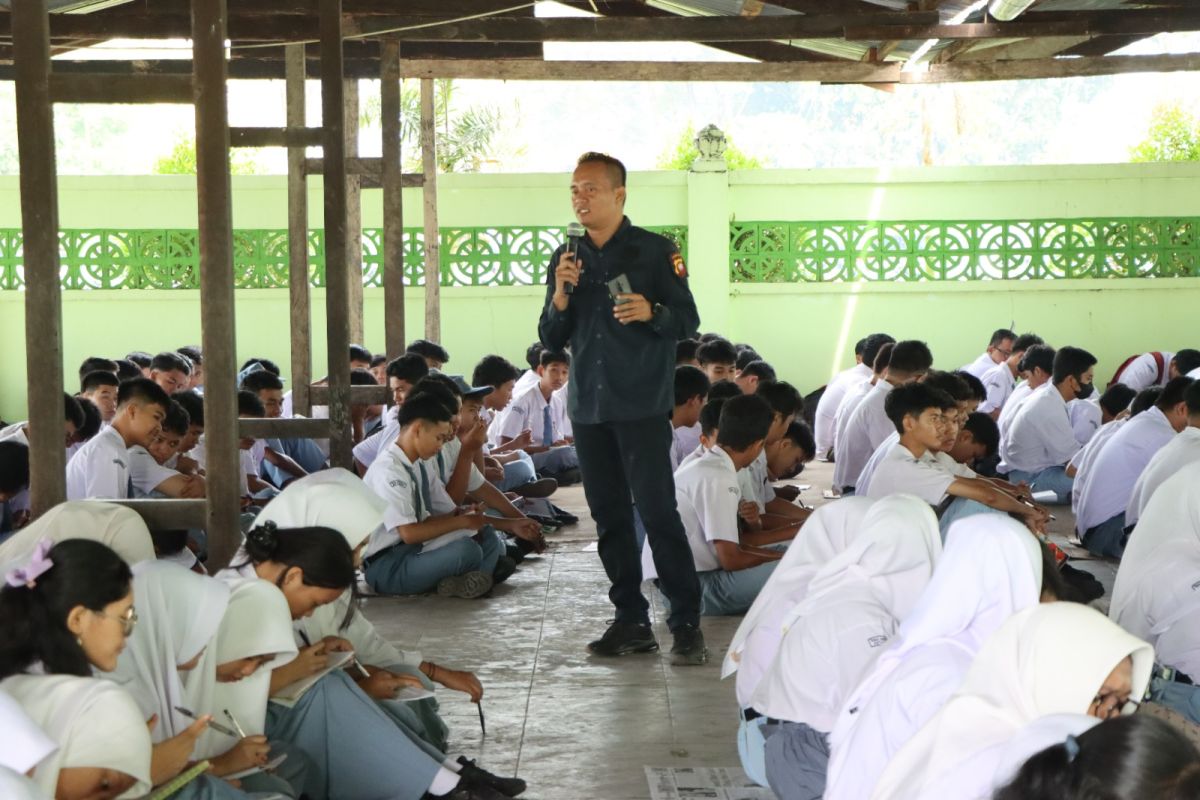 Polisi di Ketapang ingatkan pelajar untuk bijak gunakan media sosial