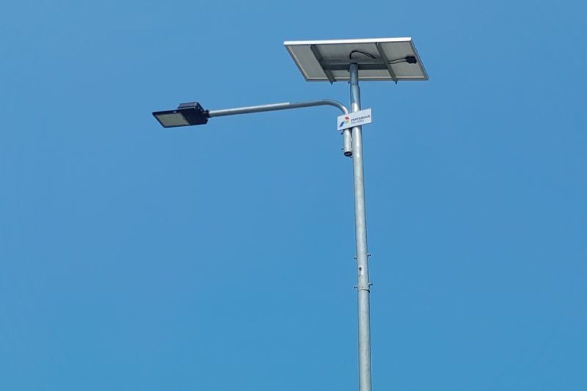 Lampu Energi Surya Pertamina terangi Pelabuhan Muara Gading Mas, nelayan pun senang