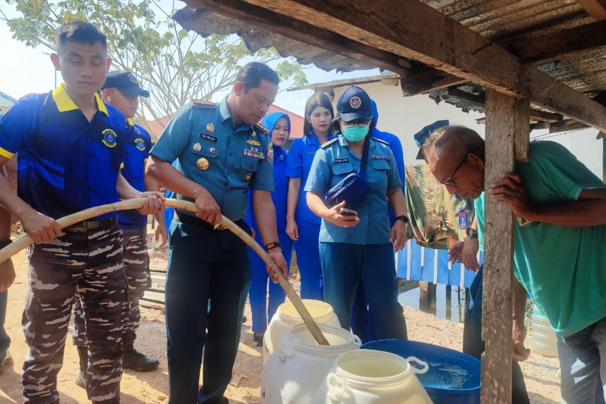 Lanal Kendari menyalurkan 30 ribu liter air bersih di desa kekeringan