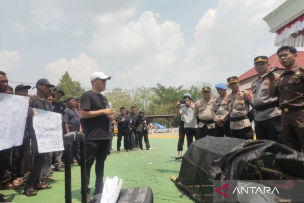 Warga Dharmasraya gelar unjuk rasa di Kejari