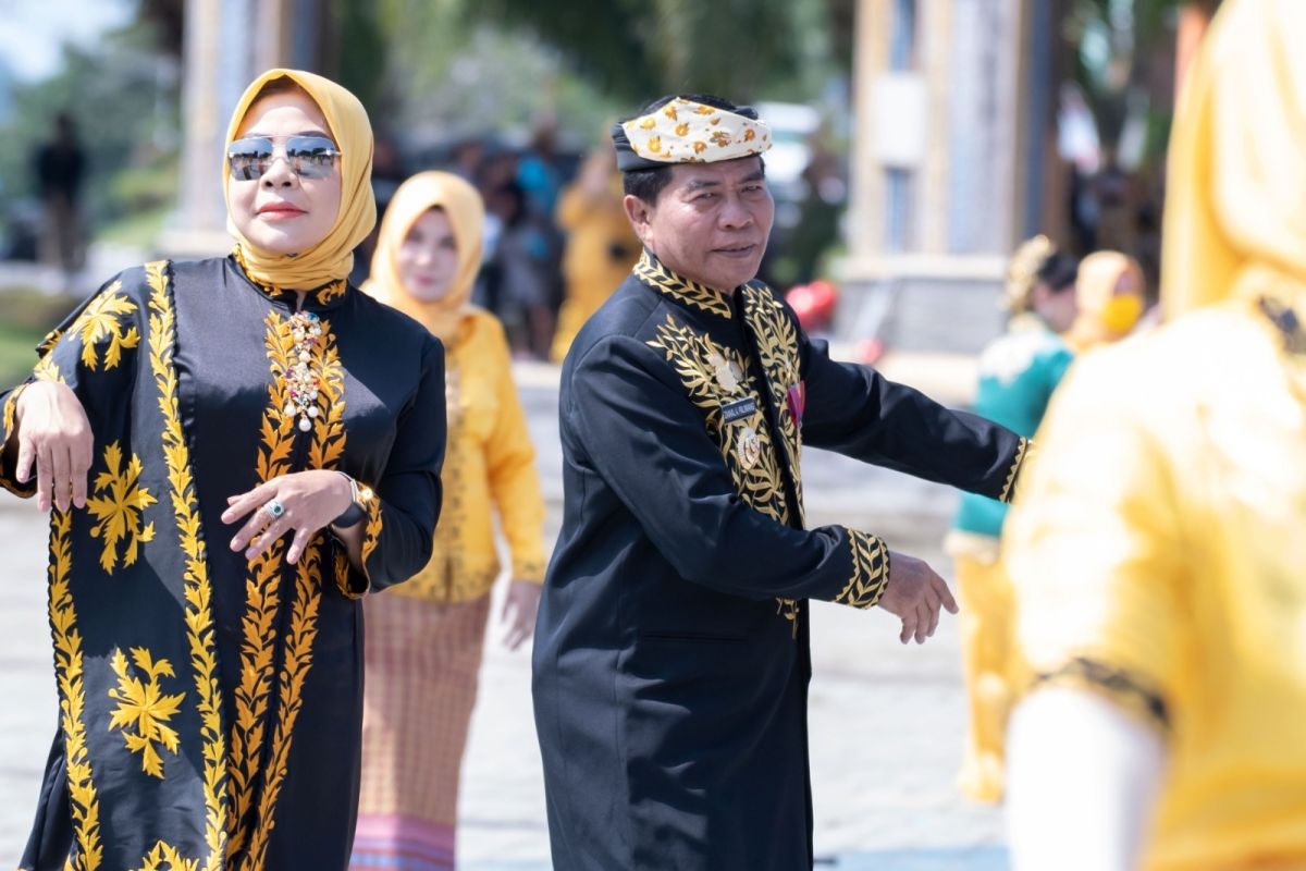 Gubernur Ikut Menari Massal di Perayaan Hari Jadi Bulungan