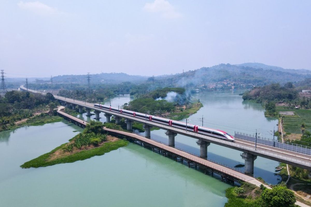 Masyarakat Indonesia antusias sambut uji coba publik Kereta Cepat Jakarta-Bandung