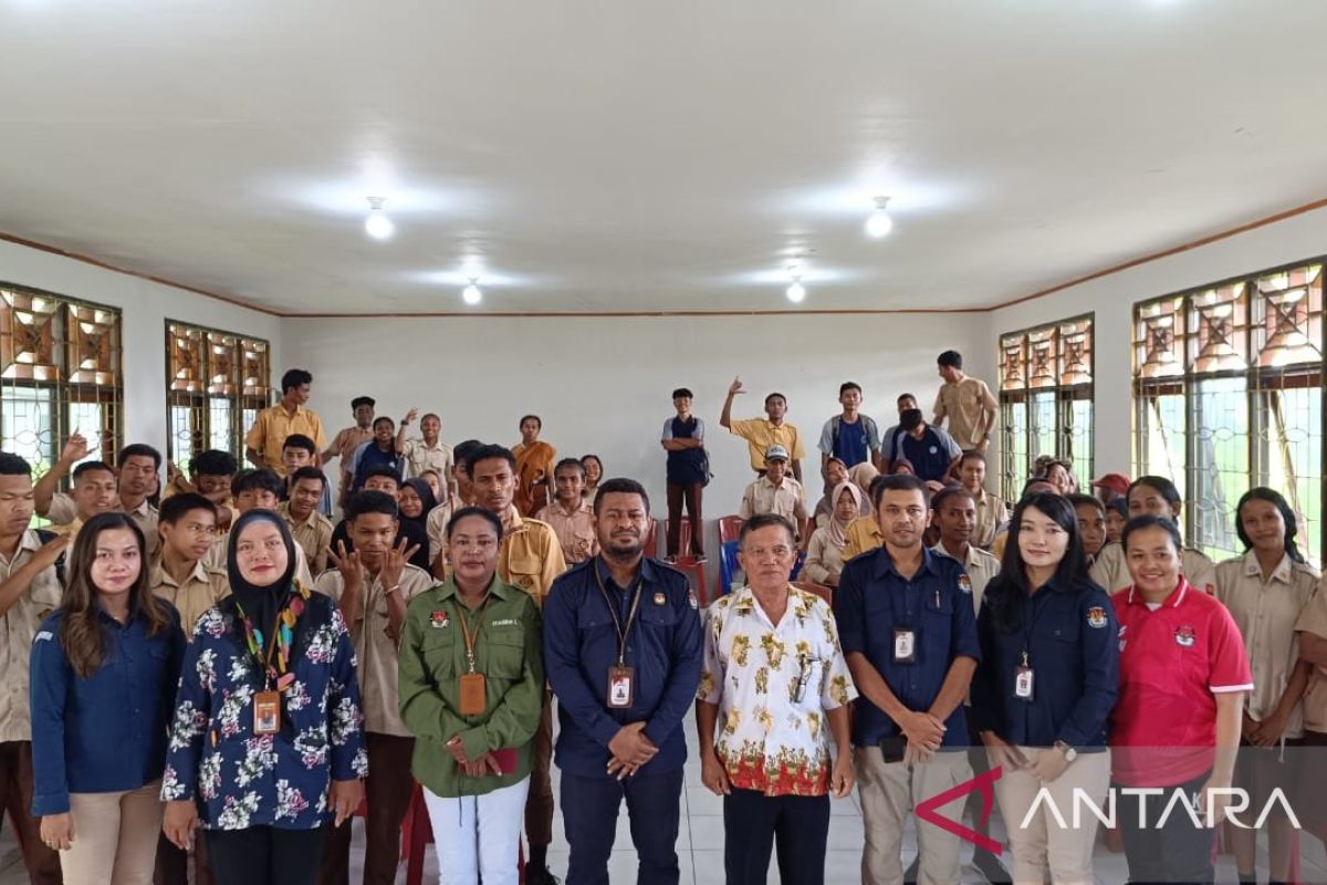 KPU Manokwari Papua Barat Mendatangi sekolah beri pendidikan politik pemilih pemula