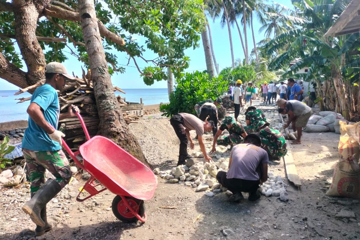Satgas TMMD ke-118 Kodim 1501/Ternate, mengerjakan pembangunan infrastruktur jalan di kawasan pesisir Pulau Batang Dua Ternate . ANTARA/Abdul Fatah