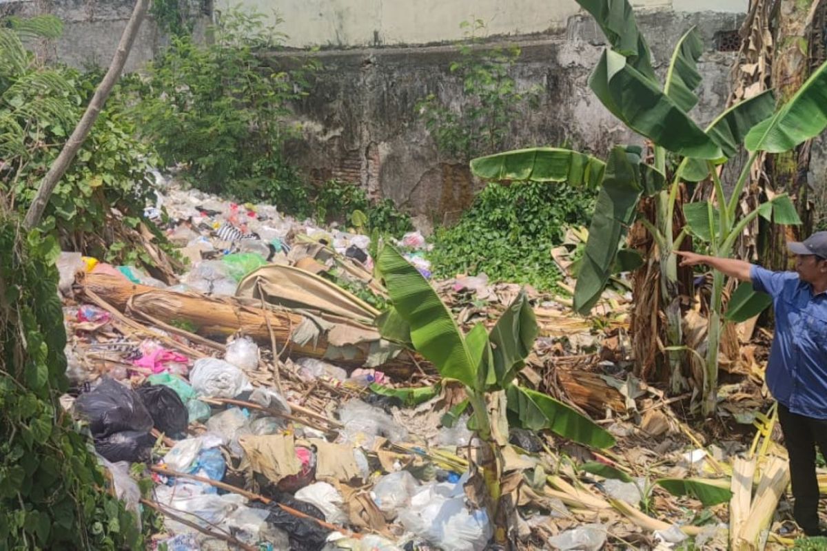 Warga protes pemkot lepas tangan soal gunungan sampah di Karang Baru