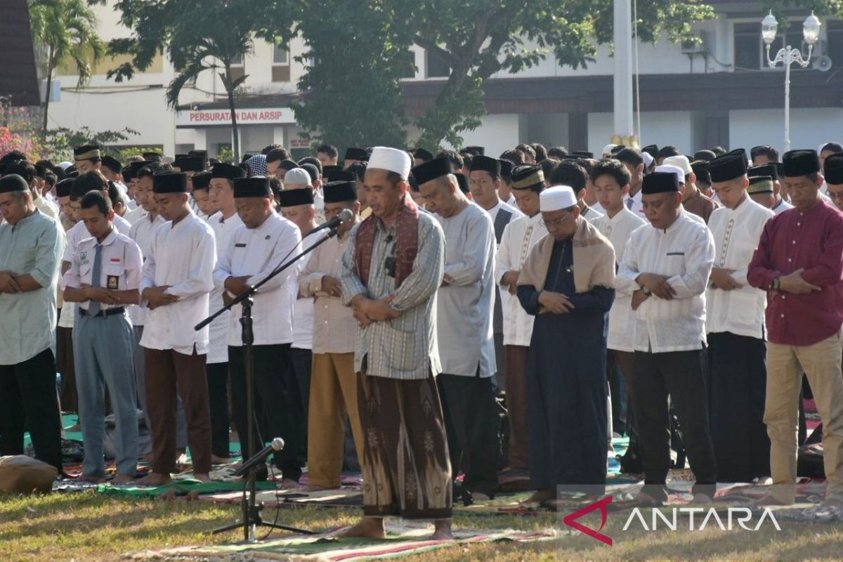 Ribuan ASN dan pelajar di NTB menggelar shalat minta hujan