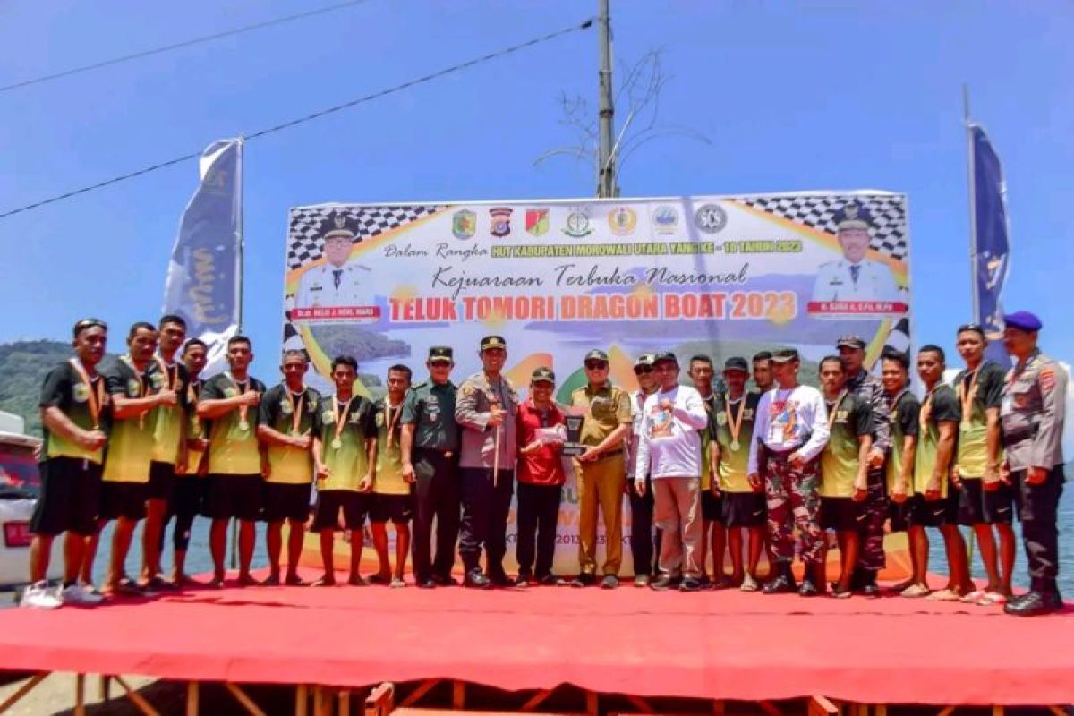 Bupati Morut serahkan hadiah juara lomba dragon boat lokal dan katinting race