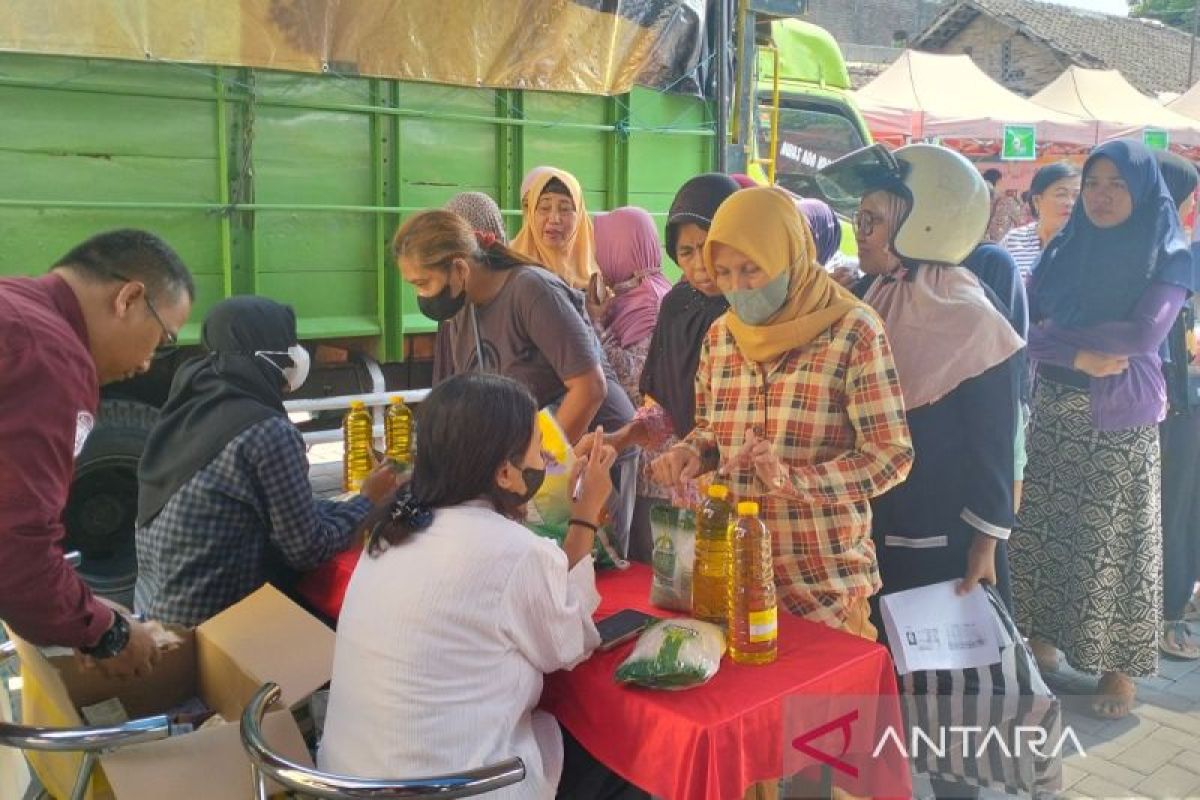 Masyarakat Solo nikmati bahan pokok berharga murah pada  Hari Pangan