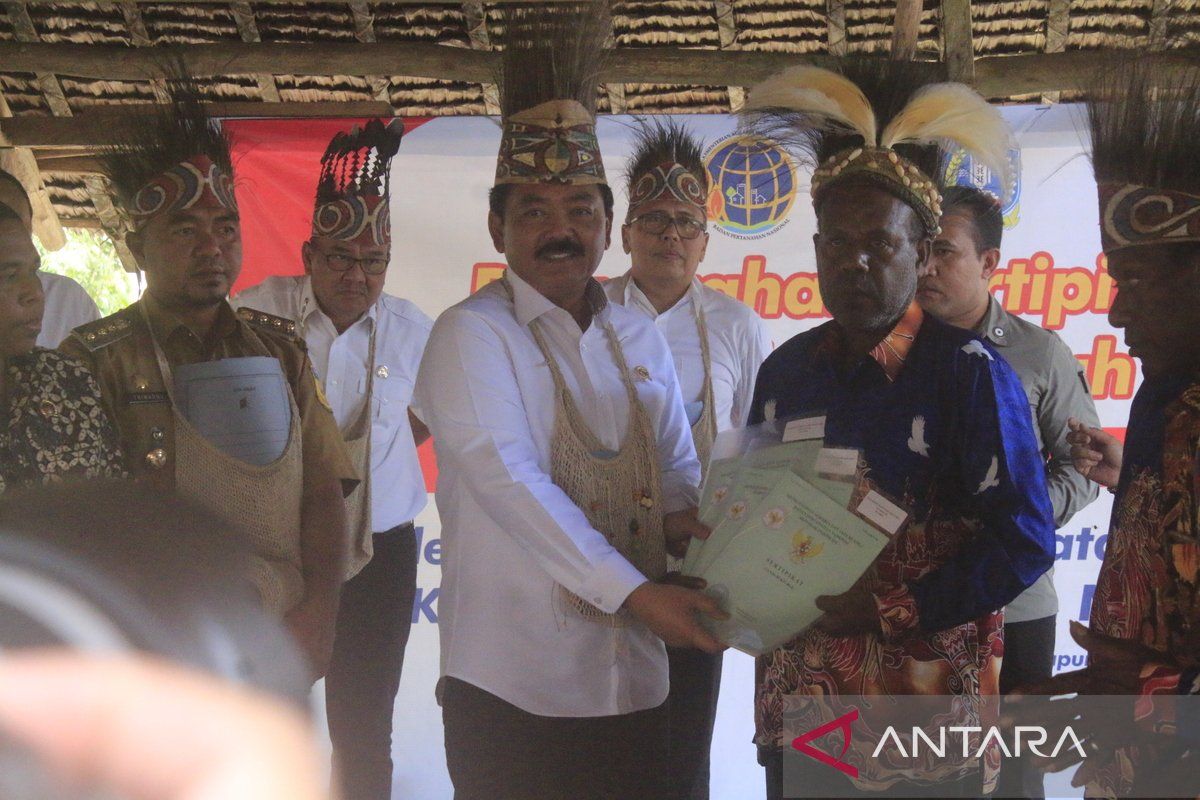 Menteri ATR/BPN serahkan sertifikat HPL masyarakat adat Sawoi Hnya Jayapura