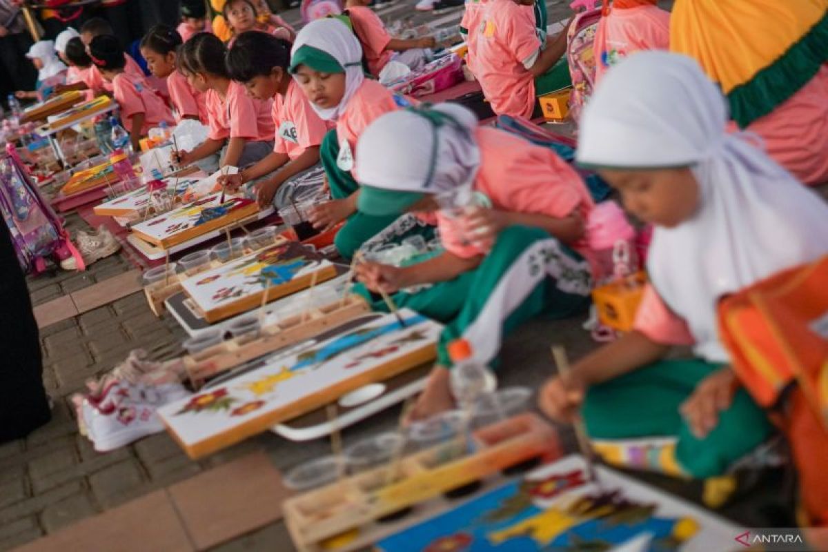 Pekalongan berupaya menumbuhkan kecintaan anak  pada batik