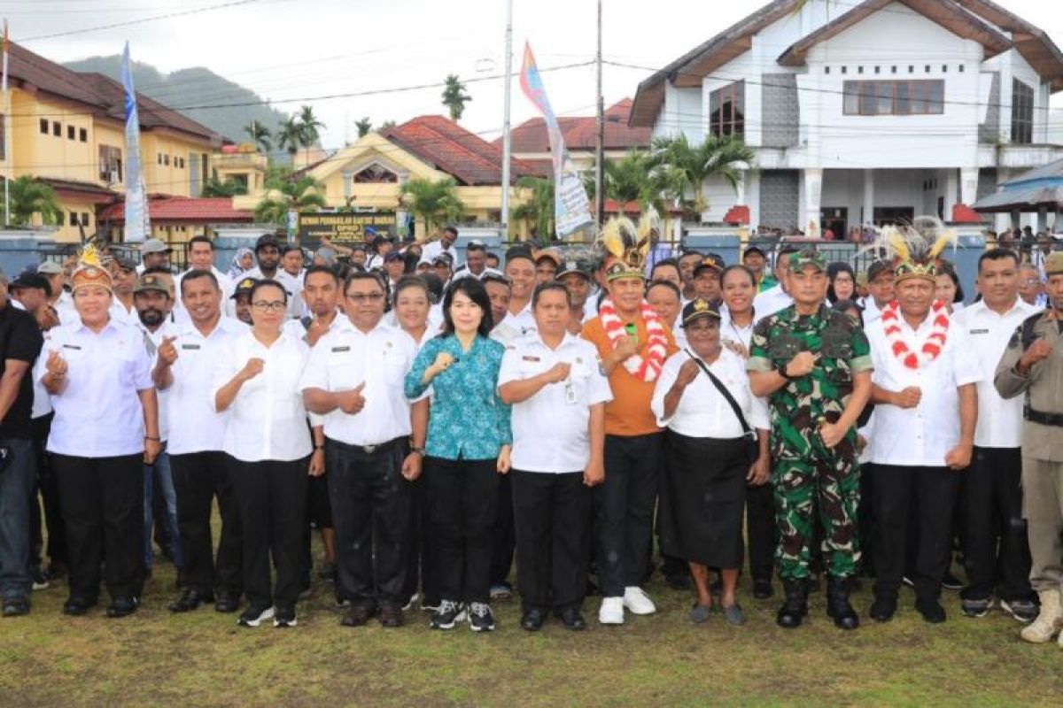 Pemprov Papua serahkan bantuan Rp2 miliar ke Pemkab Yapen untuk STC 2023