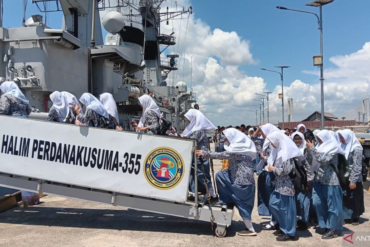 KRI 355 menerima kunjungan pelajar SMAN 4 dan SMKN 7 di Lanal Kendari