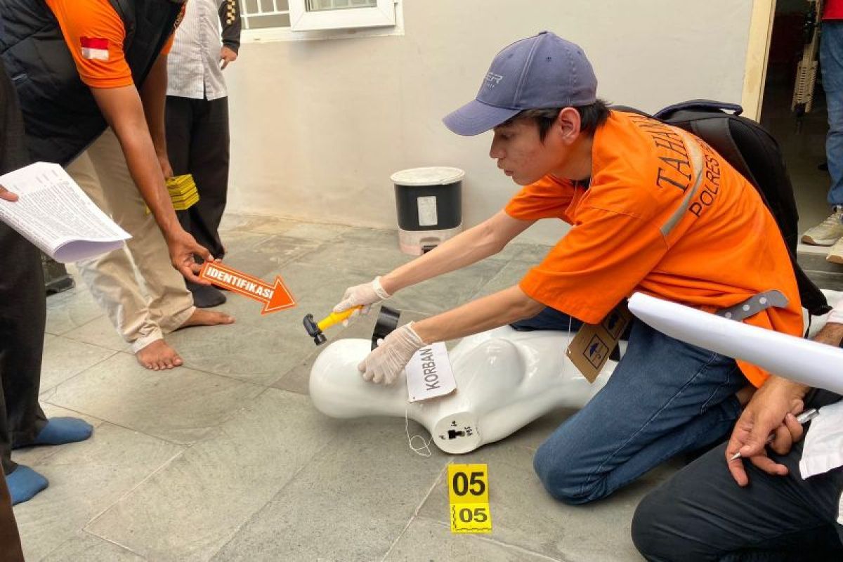 Tersangka peragakan 21 adegan saat rekonstruksi pembunuhan di rumah mewah Bengkalis