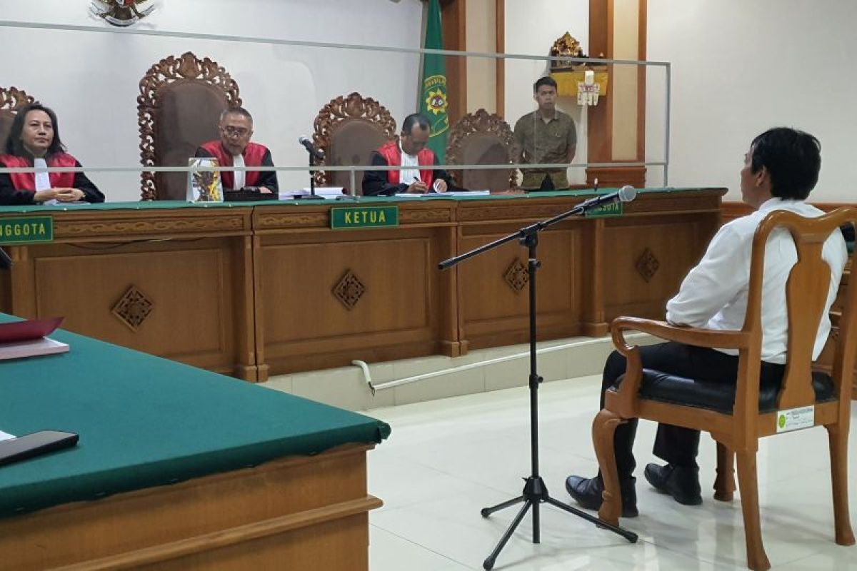 Hakim menunda sidang kasus dugaan korupsi Rektor Universitas Udayana